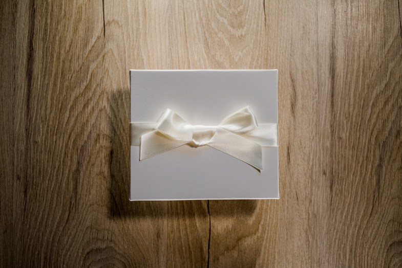 A gift box with a USB stick that you receive after your wedding day.