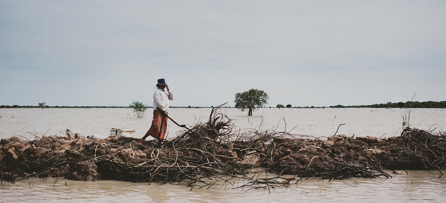 Fotografiranje delavca na polju Kambodže.