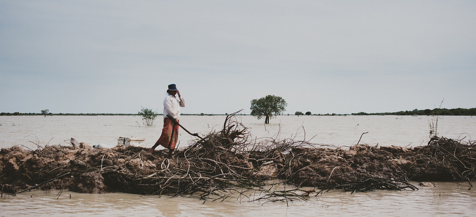 Photo of a worker in the Cambodian field.