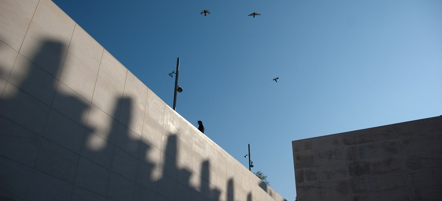 Prikaz minimalistične fotografije z ulic Barcelone.