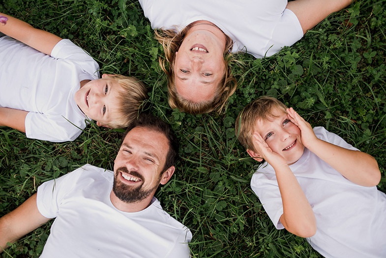 Kreativna družinska fotografija na travniku.