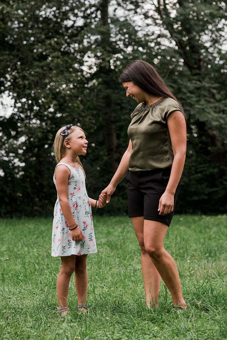 Mom and daughter photoshooting.