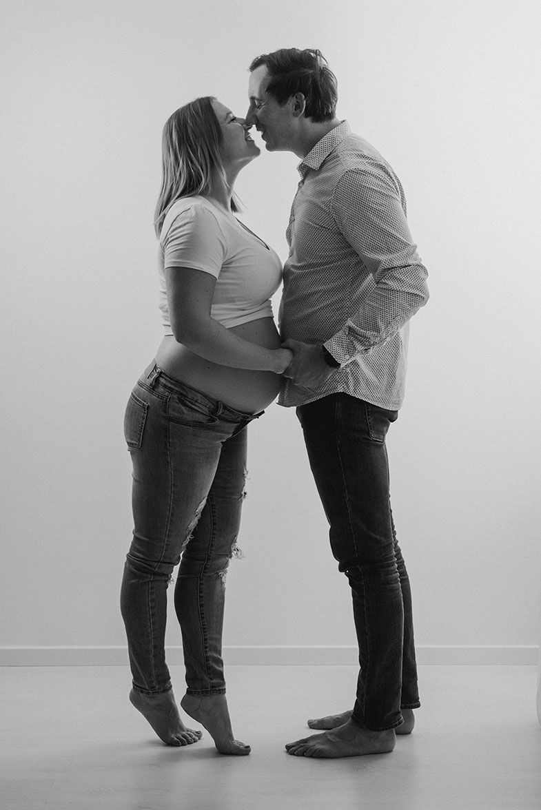 Studijsko fotografiranje para v pričakovanju otroka.