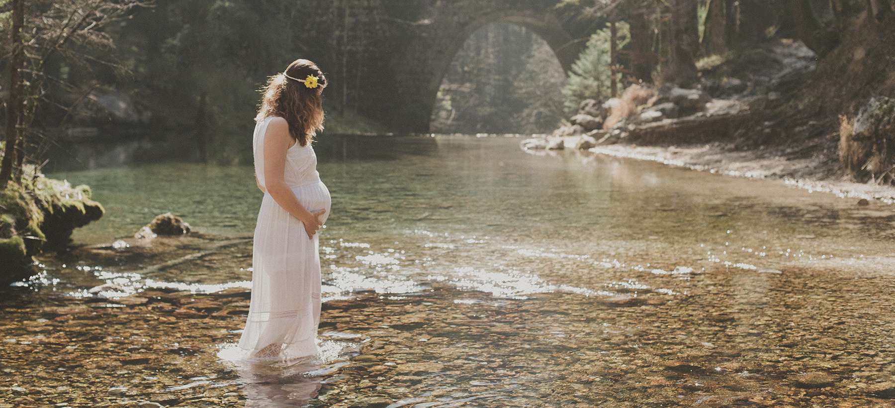 Photographing pregnant woman in nature.