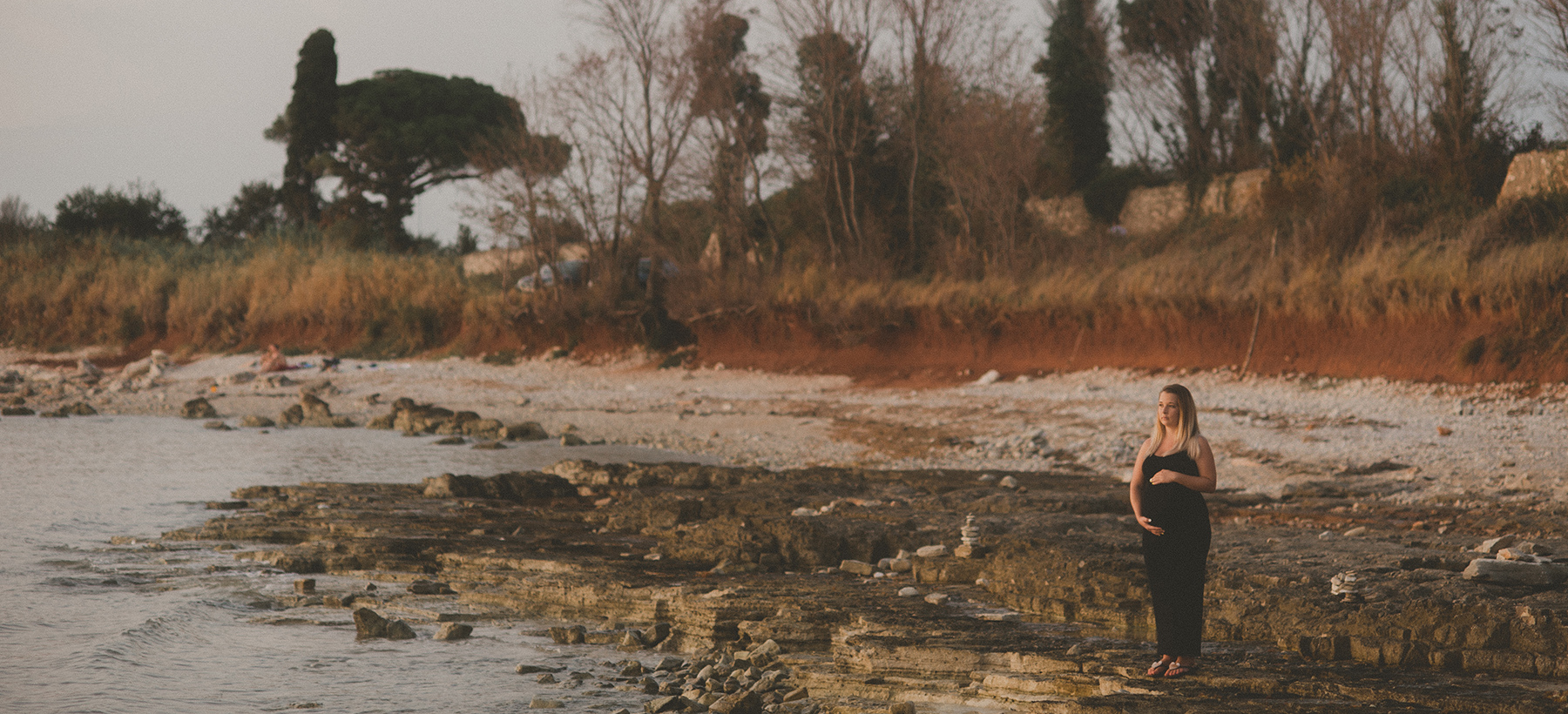 Pregnant photography by the sea.