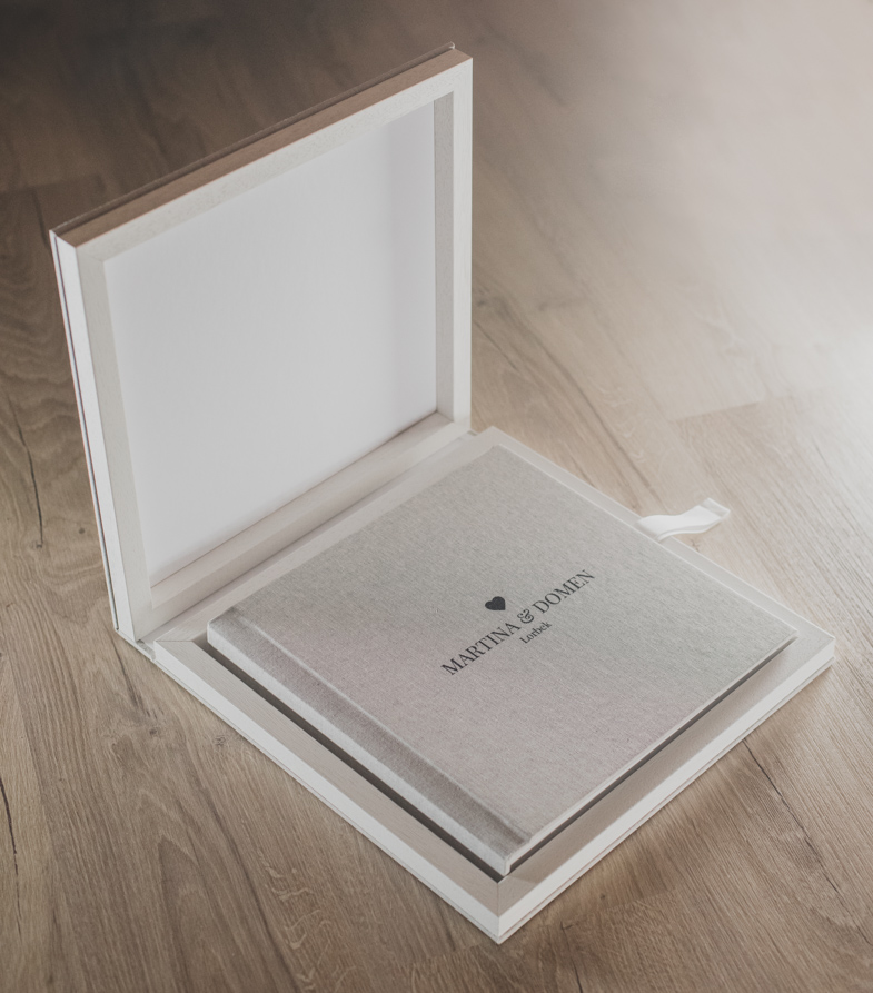 Poročna foto knjiga v kompletu z leseno škatlo.